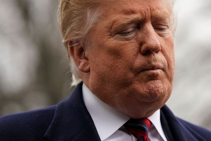 U.S. President Donald Trump talks to the media ahead of his departure to Dover, Delaware, on the South Lawn of the White House in Washington, U.S., January 19, 2019. REUT