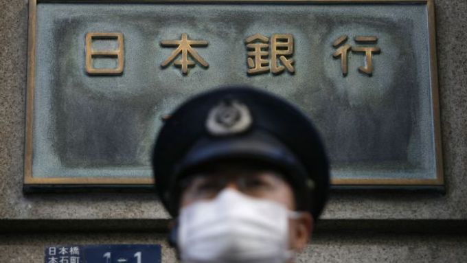 Příslušník ostrahy před budovou Japonské centrální banky.