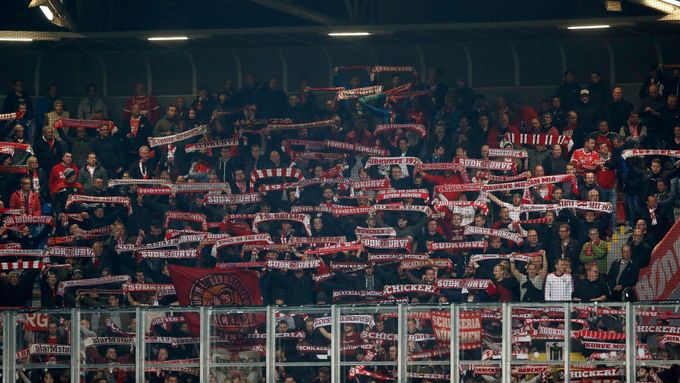 Fanoušci Bayernu při zápase v Plzni