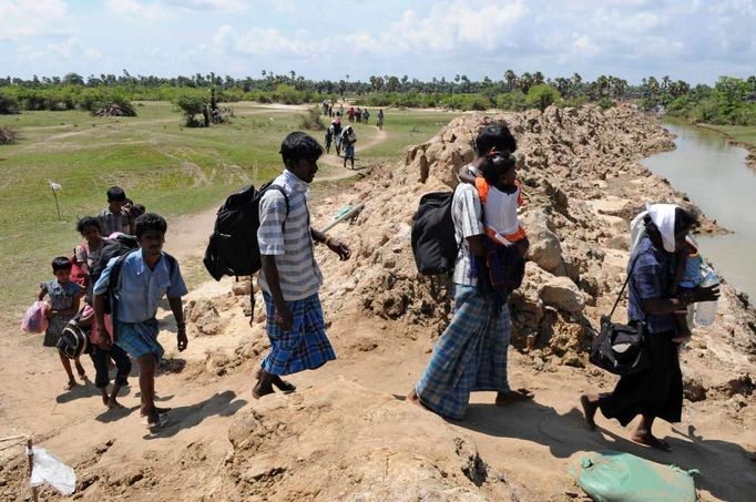 Tamilští civilisté prchají z oblasti bojů a míří do vládou zřízeného internačního tábora