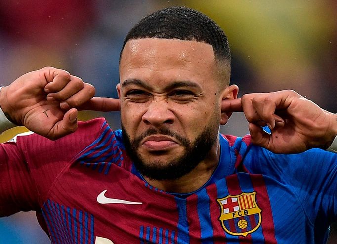 Memphis Depay slaví gól Barcelony v zápase španělské ligy proti Elche.