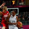 Česká basketbalistka Kateřina Elhotová blokuje Angolku Nacisselu Mauriciovou v utkání skupiny A na OH 2012 v Londýně.