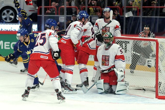 MS v hokeji 2013, Česko - Švédsko:  Alexander Salák inkasuje