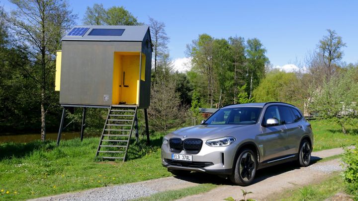 Dva symboly moderní doby: Cesta elektrickým BMW za trendy krabičkou v korunách stromů; Zdroj foto: Eva Srpová