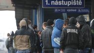 Baníkovci nastoupili v Ostravě do vlaku bez výtržností. Pouze křičeli své obvyklé pokřiky. "Jeden muž dostal blokovou pokutu za to, že kouřil na nástupišti, kde je to zakázáno," uvedla mluvčí policie Soňa Štětínská.