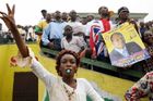 Stovky lidí vypískaly premiéra Konga na místě masakru civilistů