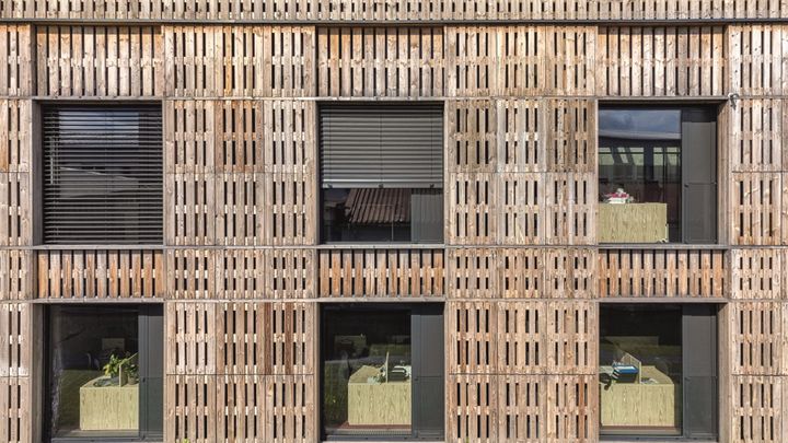 Staré palety použili na fasádu. Průmyslová budova v Paskově ukazuje, že to jde jinak; Zdroj foto: PROJEKTSTUDIO  / Fortemix