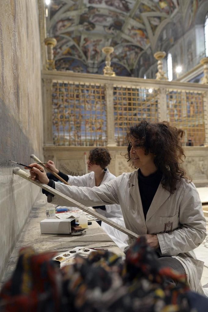 Workers paint in the Sistine Chapel at the Vatican March 8, 2013. Roman Catholic cardinals will start their conclave to elect a successor to Pope Benedict on the afternoon of Tuesday March 12, the Vatican said in a statement on Friday. REUTERS/ Osservatore Romano ( VATICAN - Tags: RELIGION) ATTENTION EDITORS - THIS IMAGE WAS PROVIDED BY A THIRD PARTY. FOR EDITORIAL USE ONLY. NOT FOR SALE FOR MARKETING OR ADVERTISING CAMPAIGNS. THIS PICTURE IS DISTRIBUTED EXACTLY AS RECEIVED BY REUTERS, AS A SERVICE TO CLIENTS Published: Bře. 8, 2013, 5:23 odp.