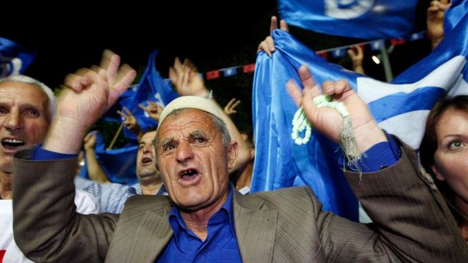 Stoupenci Demokratické strany, která podle předběžných výsledků volby vyhrála, slaví vítězství v hlavním městě Tirana