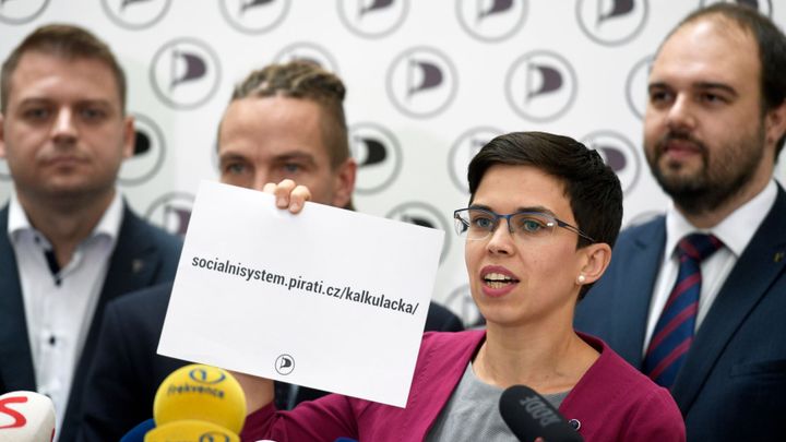 Bavme se raději o obrovských problémech lidí než o Babišovi, říká pirátka Richterová