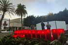 Hřbitov odřízla láva. Na La Palmě uctili památku blízkých u dočasného památníku