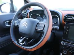 Interiér se nabízí v několika barvách a lze ho doladit barevnými detaily. Volant je poměrně velký, v porovnání s malými Peugeoty tedy rozhodně.
