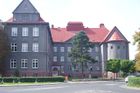 Dnes Základní škola Antonína Sochora v Duchcově vznikla v roce 1914 jako německé gymnázium. Třípodlažní budova je jedna z mála v Česku, která je nositelem eklektického stylu, i proto se stala jednou z dominant celého města.