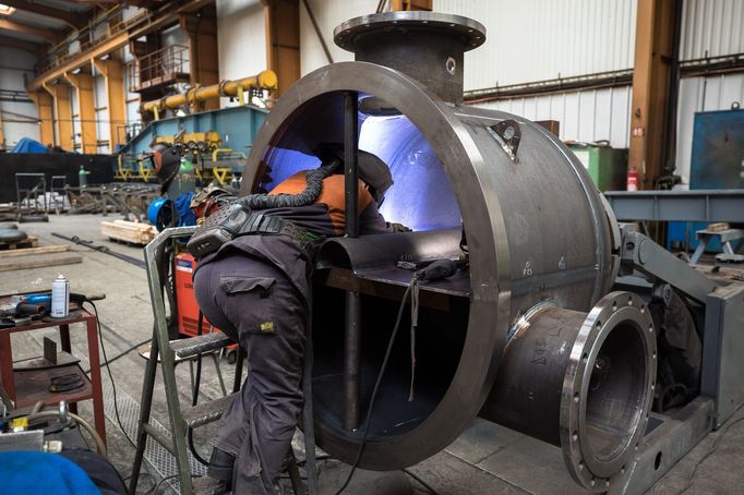 Výroba v třebíčské strojírenské firmě Mico patřící do holdingu CE Industries podnikatele Jaroslava Strnada dodávající stroje a zařízení do elektrárenského průmyslu.