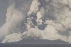 V Tichomoří vybuchla obří podmořská sopka, okolní souostroví Tonga zasáhlo tsunami