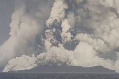 V Tichomoří vybuchla obří podmořská sopka, okolní souostroví Tonga zasáhla tsunami