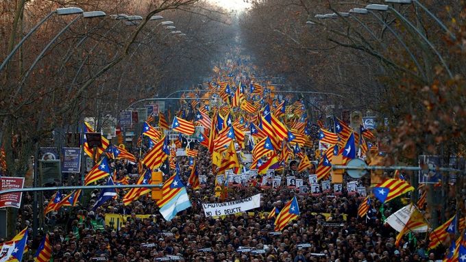 Demonstrace na podporu katalánských politiků 16. února v Barceloně.