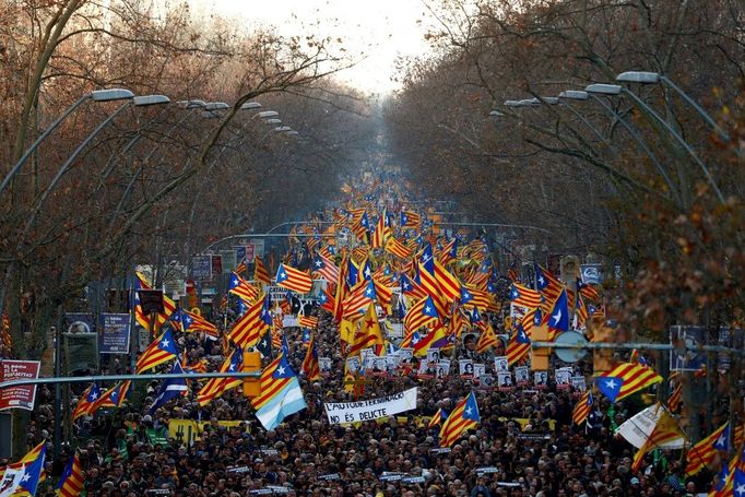 Demonstrace na podporu katalánských politiků 16. února v Barceloně.