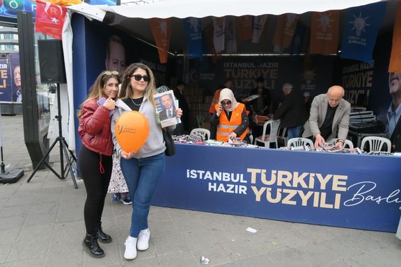 Zahra Demirová s kamarádkou podporují Erdogana.