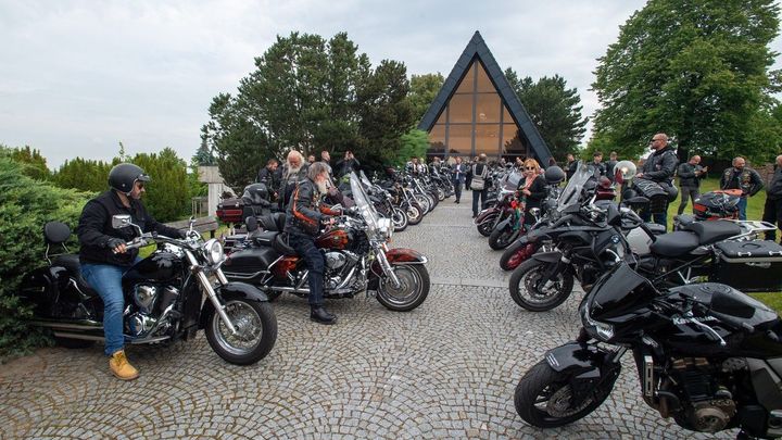 Na pohřeb dívky, která zemřela při nehodě, do Skutče přijelo až 1500 motorek