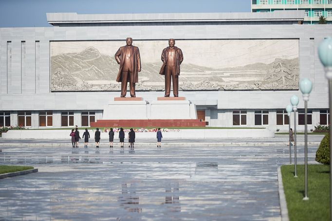 Ve Wonsanu nemohou chybět sochy Kimových předchůdců Kim Ir-sena a Kim Čong-ila v nadživotní velikosti.