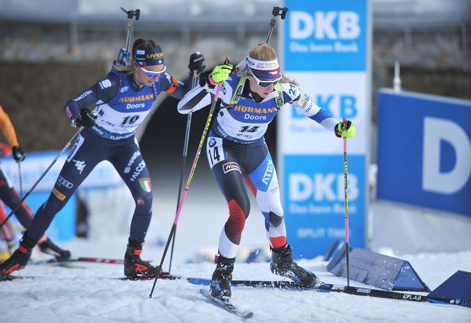 Markéta Davidová (14) a Lisa Vittozziová v závodě s hromadným startem v rámci SP v Novém Městě na Moravě