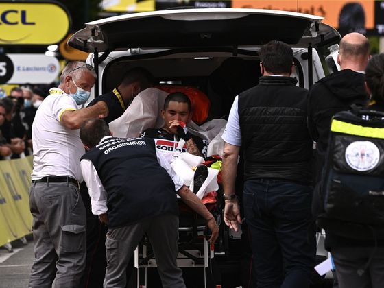 3. etapa Tour de France 2021: Otřesený Caleb Ewan v péči zdravotníků.