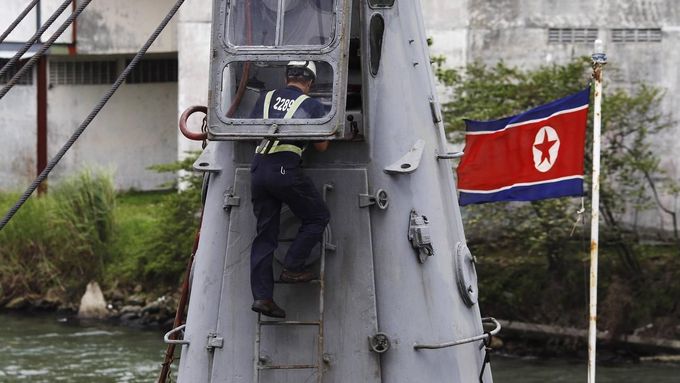  Severokorejské plavidlo je v rukou Panamců, prozkoumat ho ale připlují i experti Západu.
