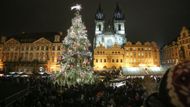 Staroměstské náměstí v čase předvánočním, to jsou především davy lidí, hromada světel a svítící strom.