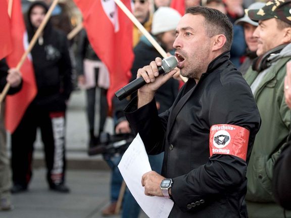 Pravicový extremista Sven Liebich v roce 2018 během projevu na pravicovém protestu. Protesty byly namířené proti návštěvě kancléřky Merkelové v Saské Kamenici.