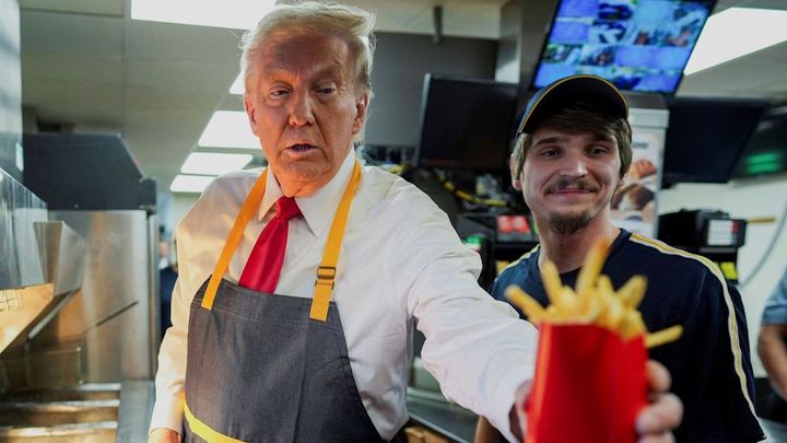 Trump za pultem smažil hranolky, Harrisové zpíval Stevie Wonder. Kampaň vrcholí