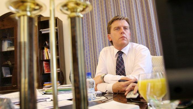 Miloslav Vlček odpovídal online ze své kanceláře předsedy sněmovny.