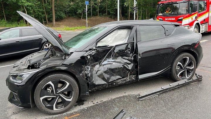 Reklama k nezaplacení. Jágrova nehoda s elektrickou Kiou má obrovský dosah; Zdroj foto: Aktuálně.cz/Twitter/jj68jaromirjagr