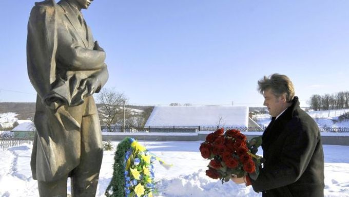Bývalý ukrajinský prezident Viktor Juščenko položil 2.února květiny k soše Stepana Bandery v jeho rodné vesnici Stary Ugrinov.