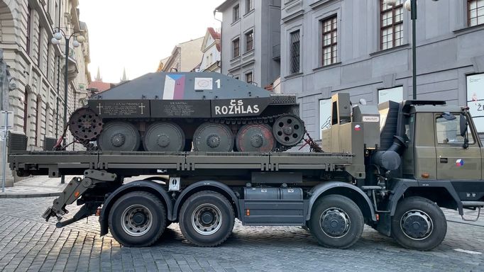 Stíhač tanků Hetzer, který ukořistili Češi během Pražského povstání, dorazil do města (30. 4. 2025)