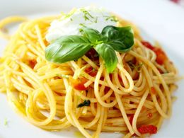 Spaghetti s rajčaty a ovčím sýrem                  