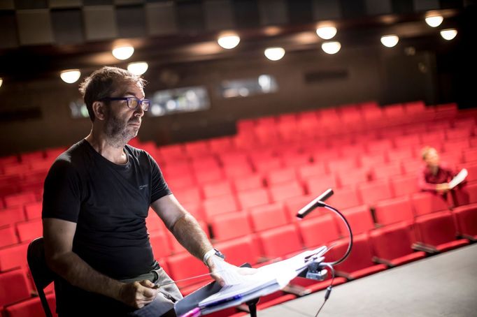 Dirigent Peter Vrábel při zkoušce.