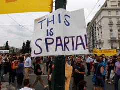 Řekové se úsporným plánům vlády zuřivě brání.