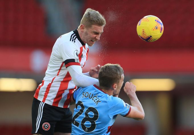 Tomáš Souček z West Hamu a Oli McBurnie z Sheffieldu United v zápase Premier League