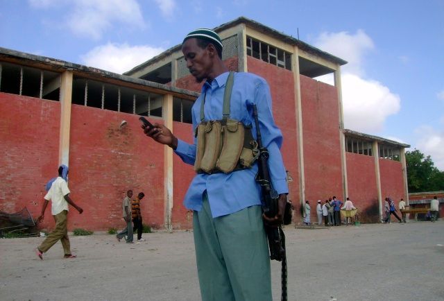 Islámský bojovník před jednou z vyklizených základen v Mogadišu