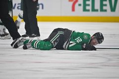 Video: Foligno sestřelil Faksu, tomu pomáhali lékaři. Dallas faul na Čecha pomstil