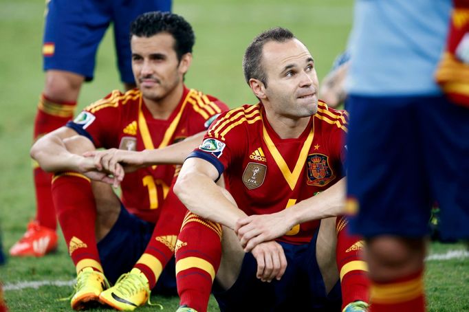 Spain's Andres Iniesta (R) and Pedro sit on the field after losing their Confederations Cup final soccer match to Brazil at the Estadio Maracana in Rio de Janeiro June 30