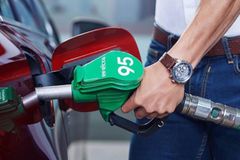 Ceny benzinu i nafty jsou v Česku nejnižší za půl roku. Nejdražší zůstávají v Praze