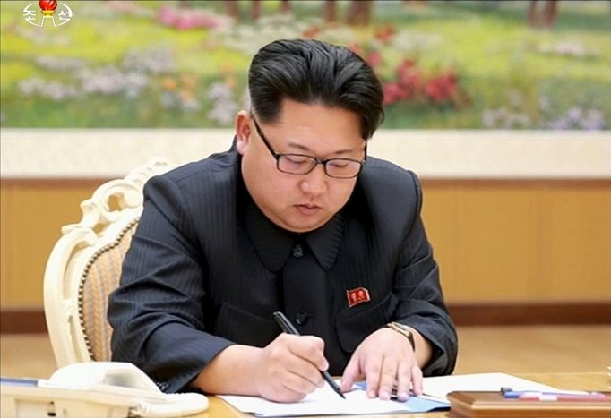 Kim Čong-un podpisem schvaluje test bomby, která byla podle KLDR vodíková.