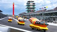 Indianapolis, USA: Legendární Wienermobiles vjíždějí do první zatáčky při netradičním závodu Wienie 500. Slavný Indianapolis Motor Speedway tentokrát patří párkům v rohlíku na kolech.