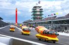 Indianapolis, USA: Legendární Wienermobiles vjíždějí do první zatáčky při netradičním závodu Wienie 500. Slavný Indianapolis Motor Speedway tentokrát patří párkům v rohlíku na kolech.