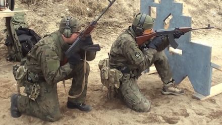 V Polácích sílí vlastenectví a přidávají se k domobraně. Drahou výzbroj si platí sami