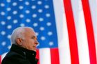 S McCainem bude pochována i jeho Amerika. Spojené státy teď patří Trumpovi