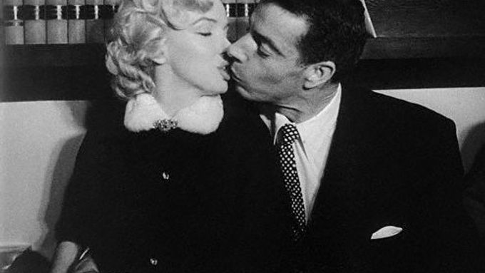 Marylin Monroe a Joe DiMaggio si vychutnávají první polibky po svatbě
