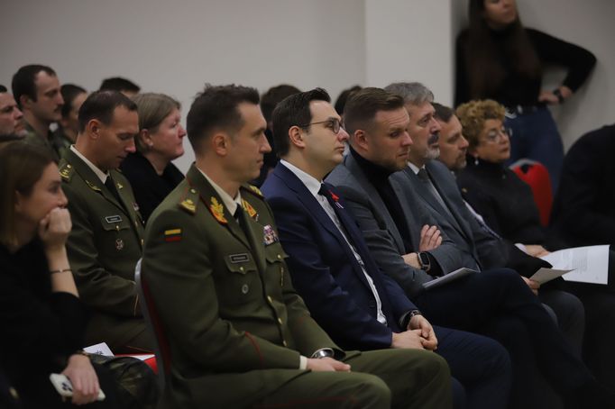Základnu v Rukle navštívil také litevský ministr zahraničí Gabrielius Landsbergis (v černém roláku).